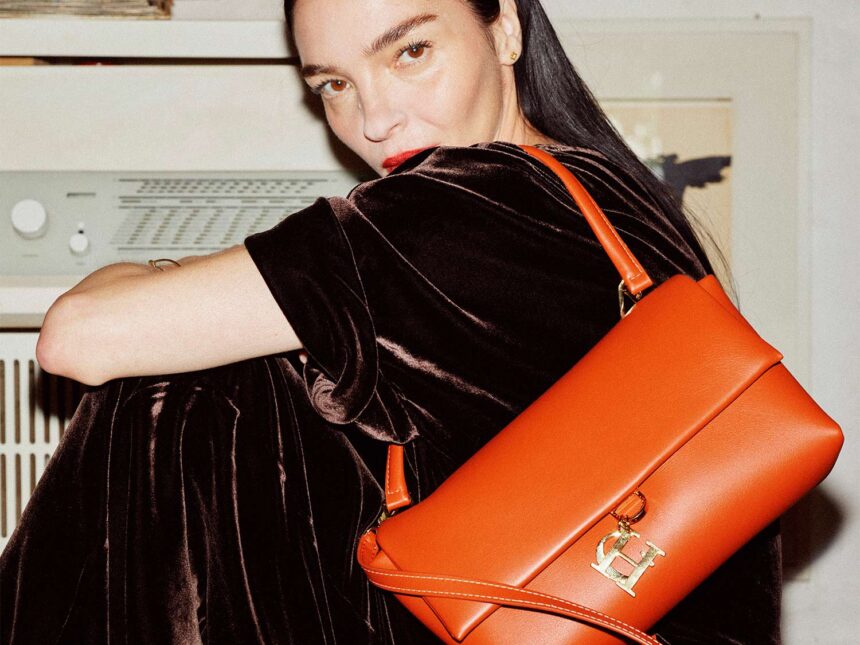 the-victoria-bag’s-regal-inspiration:-classic-envelopes